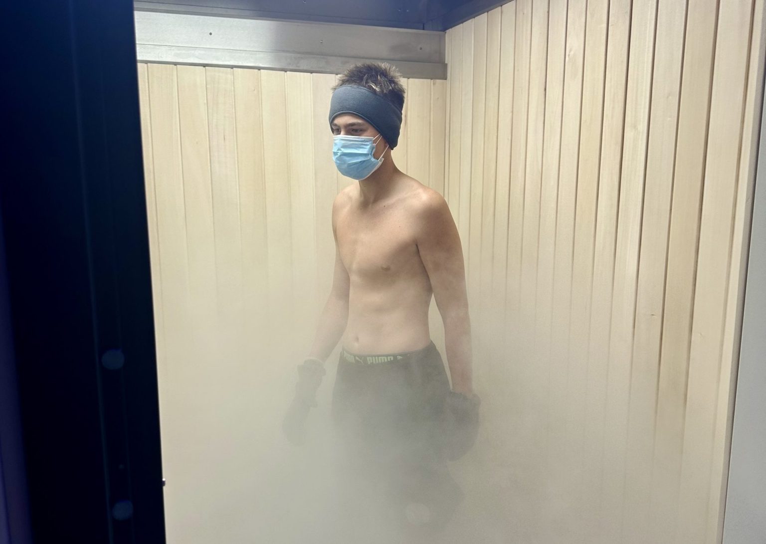 Žena s ledovým obkladem na tváři