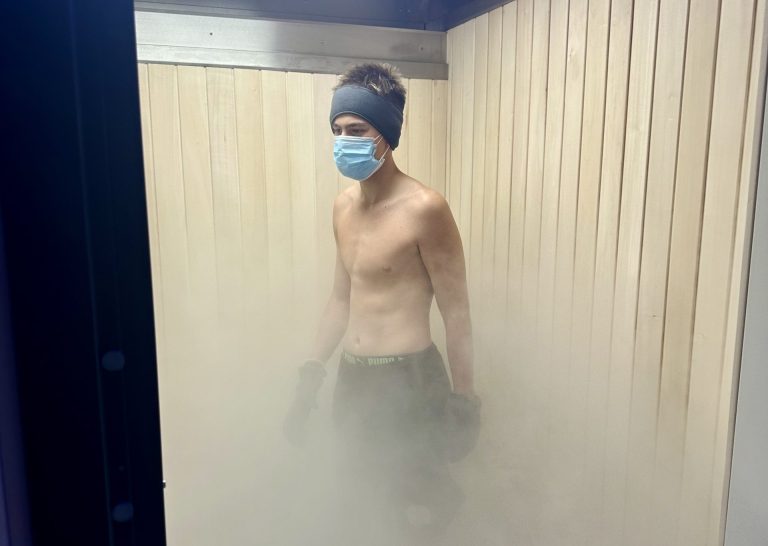 Žena s ledovým obkladem na tváři