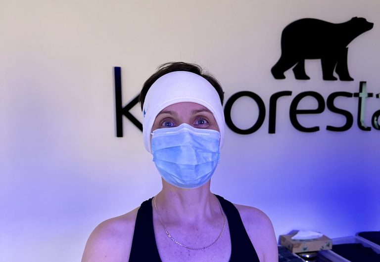 Žena s ledovým obkladem na tváři