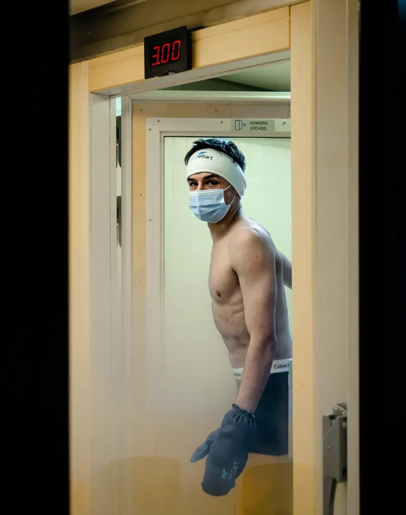 Muž vchází do kryokomory