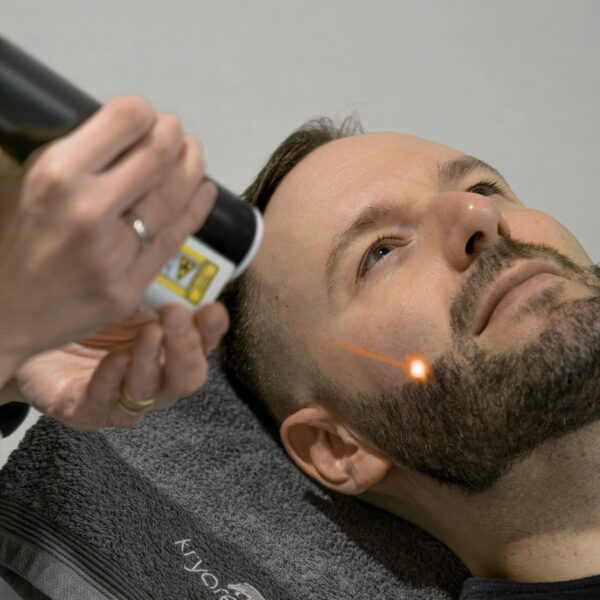 Muž ležící na lehátku