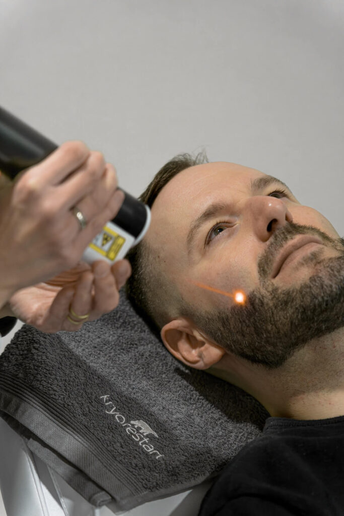 Muž ležící na lehátku