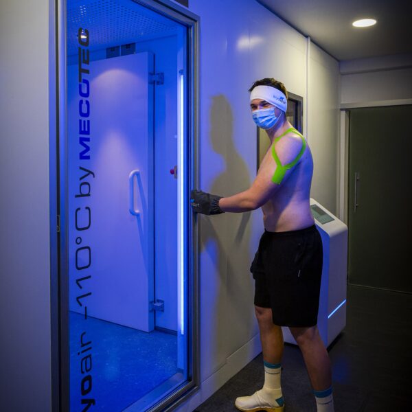 Muž připravený na vstup do kryokomory MECOTEC