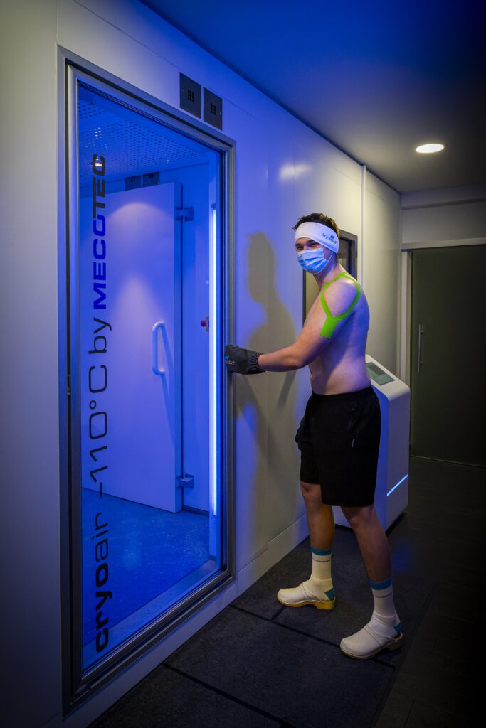 Muž připravený na vstup do kryokomory MECOTEC