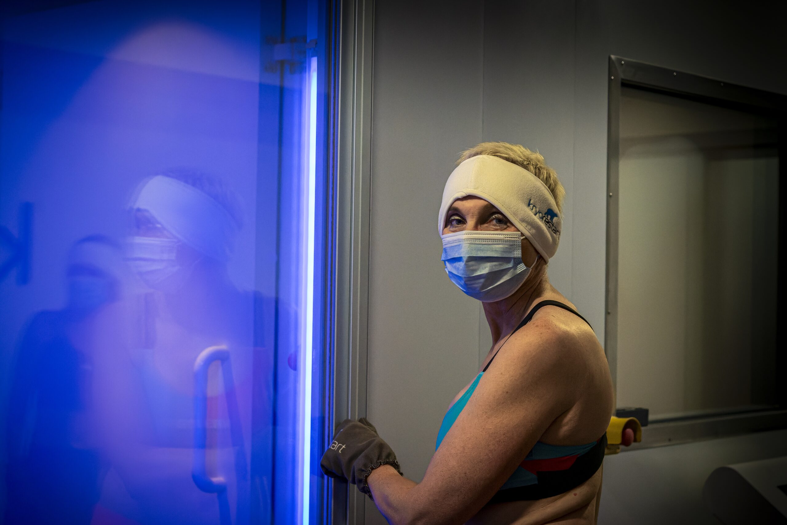 Žena připravující se na vstup do kryokomory