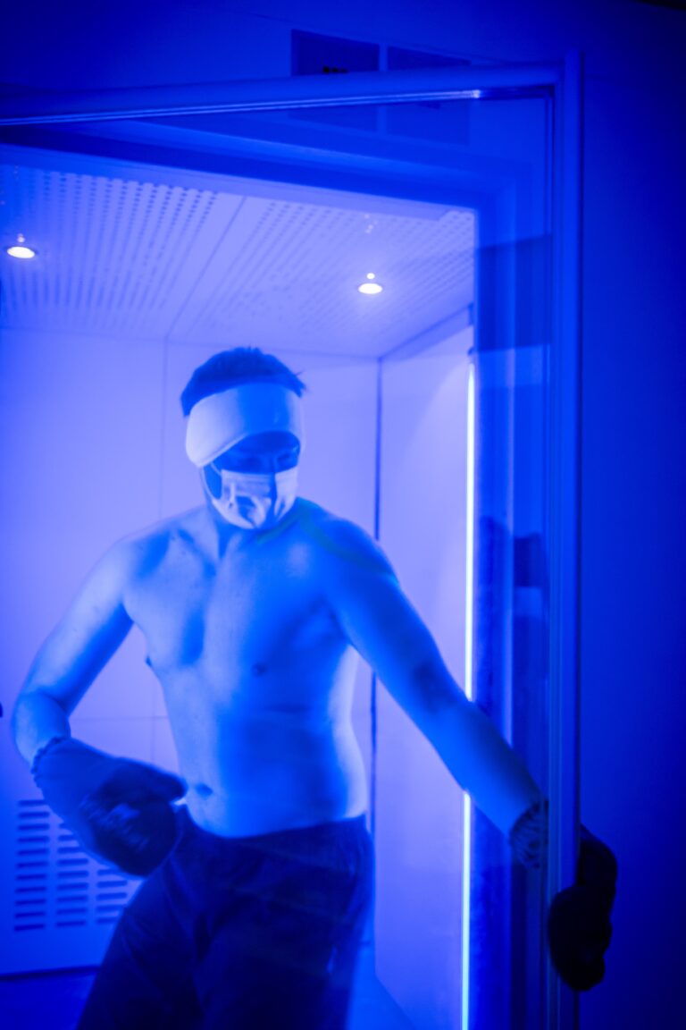 Muž uvnitř kryokomory, připravený na terapii