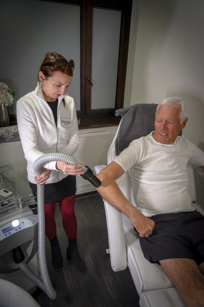 Lokální kryoterapie – terapeutka ošetřuje seniora