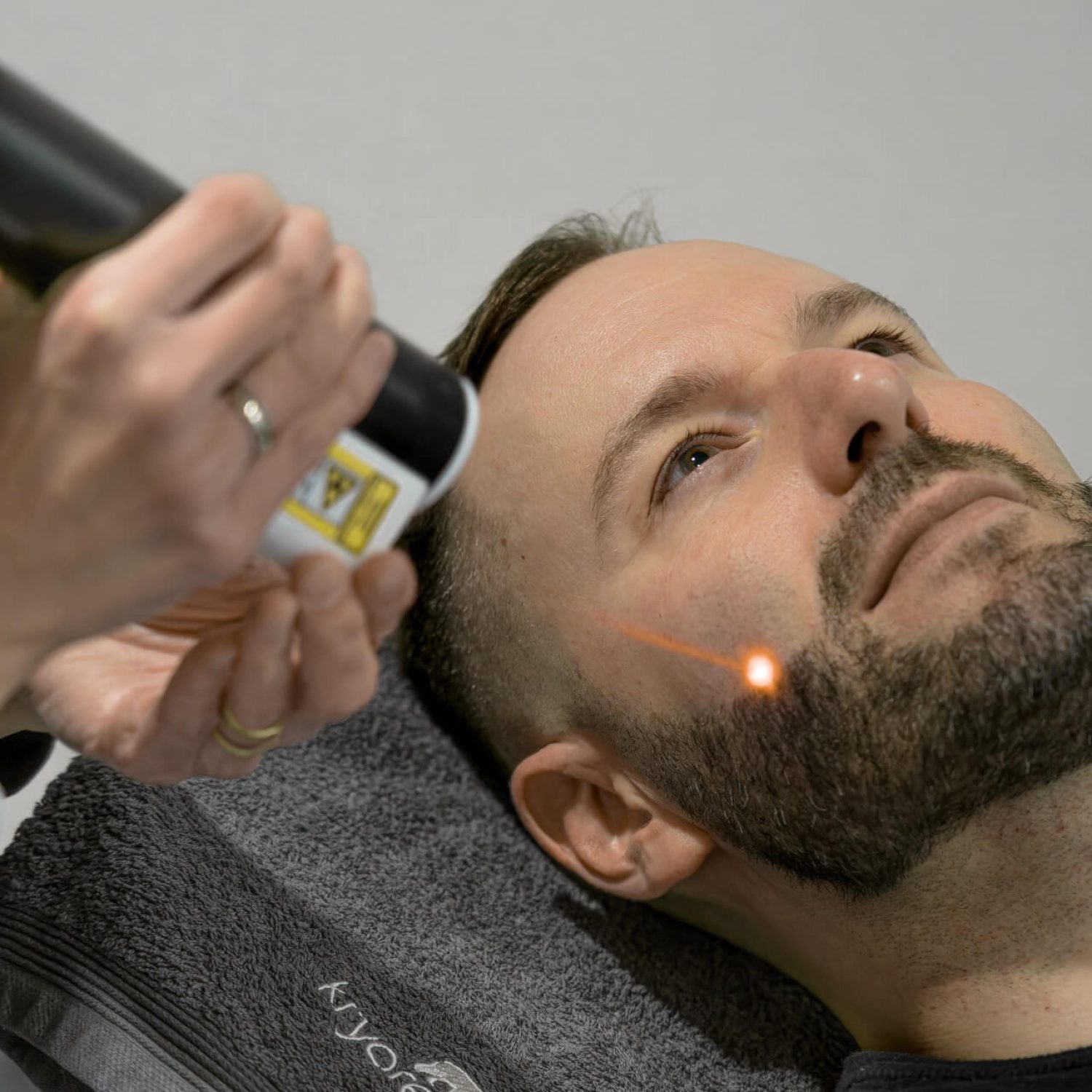 Muž ležící na lehátku