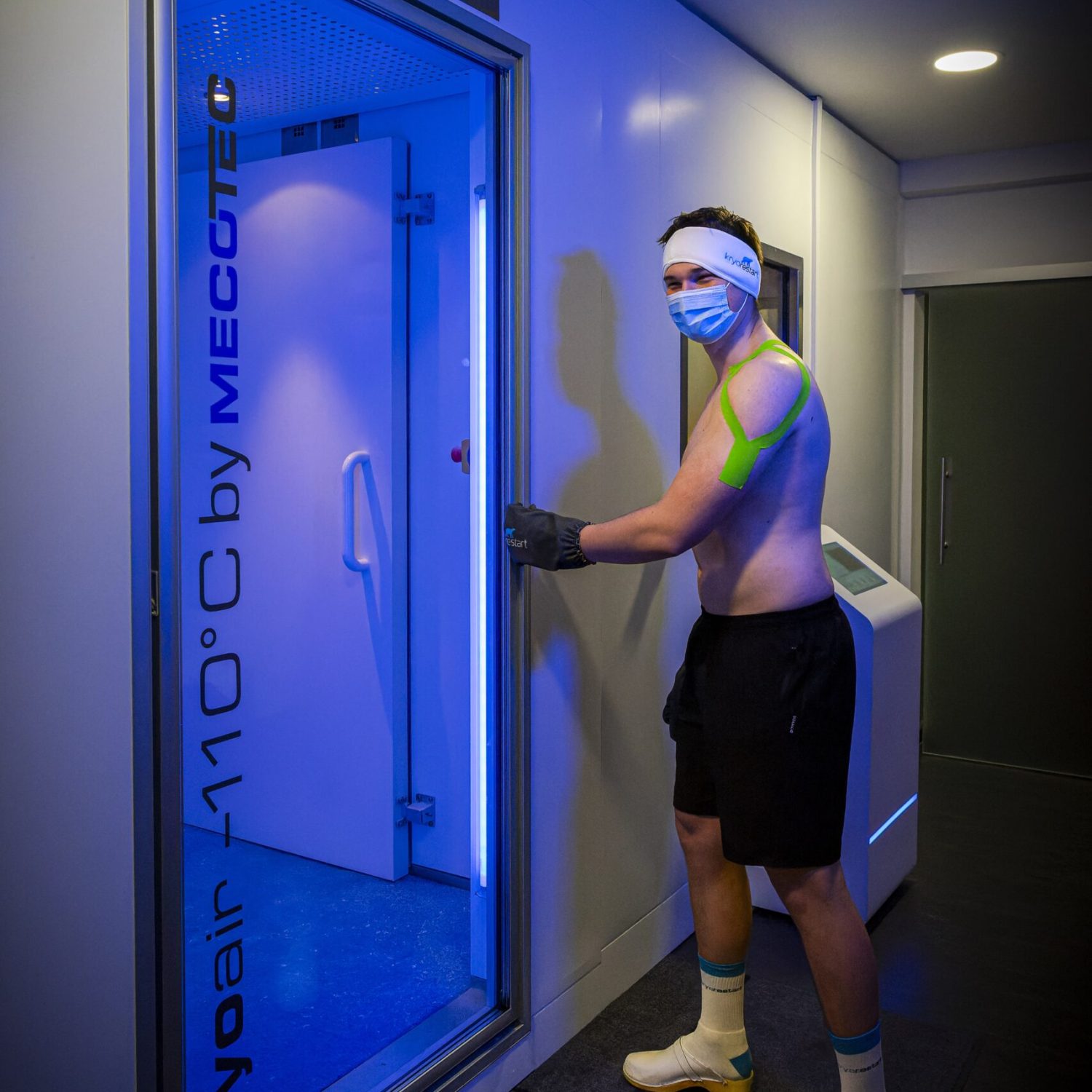 Muž připravený na vstup do kryokomory MECOTEC